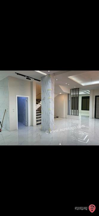 فلل متلاصقة عدد 2 مساحة كل فيلا 400م للبيع في اربد شرق صالة السفير 