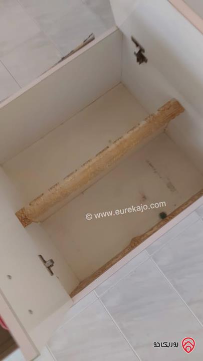 شقة مساحة 150م طابق ثاني للبيع في الزرقاء -  بشارع 26 بالقرب من العقرباوي مول على الشارع الرئيسي 