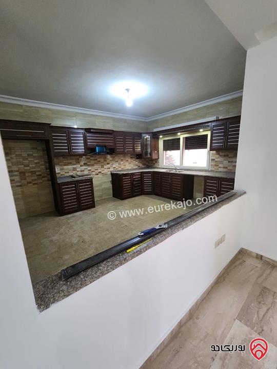 شقة طابق شبه أرضي مرتفع مساحة 205م للايجار في عمان - خلدا