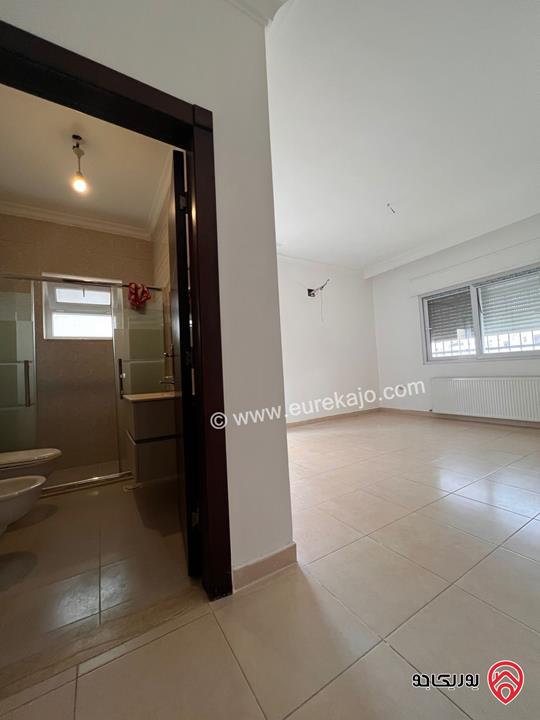 شقة شبه ارضية مساحة 110م للايجار في عمان - خلدا