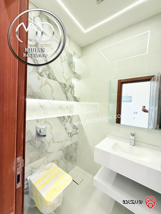 شقة ارضية للبيع في عمان - خلدا مساحة 180م مع ترس وحديقة 200م تشطيبات ديكورات عصرية فاخرة جديدة لم تسكن