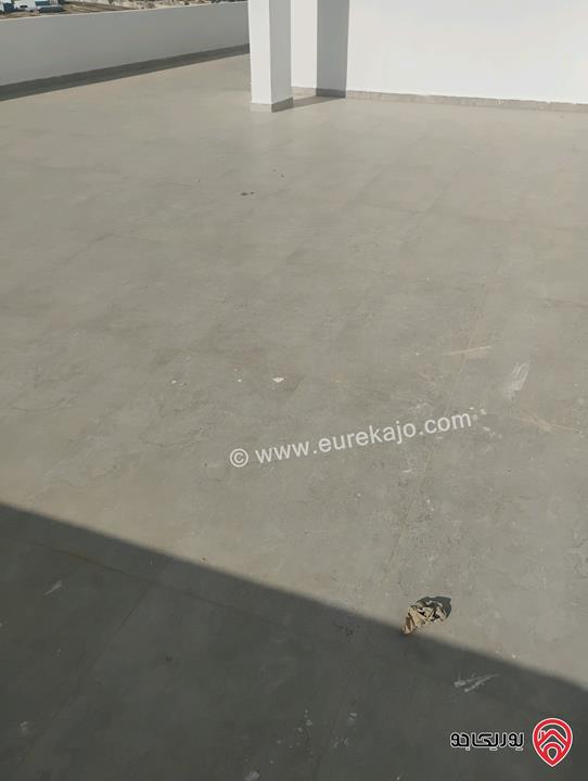 شقة طابق ثالث مع روف مساحة 190م مع ترس 110م للبيع بالأقساط في الزرقاء الجديدة