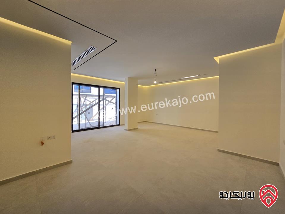 شقة فاخرة شبه ارضية مساحة 250م داخلي و 300م خارجي للإيجار في عمان -  دابوق 