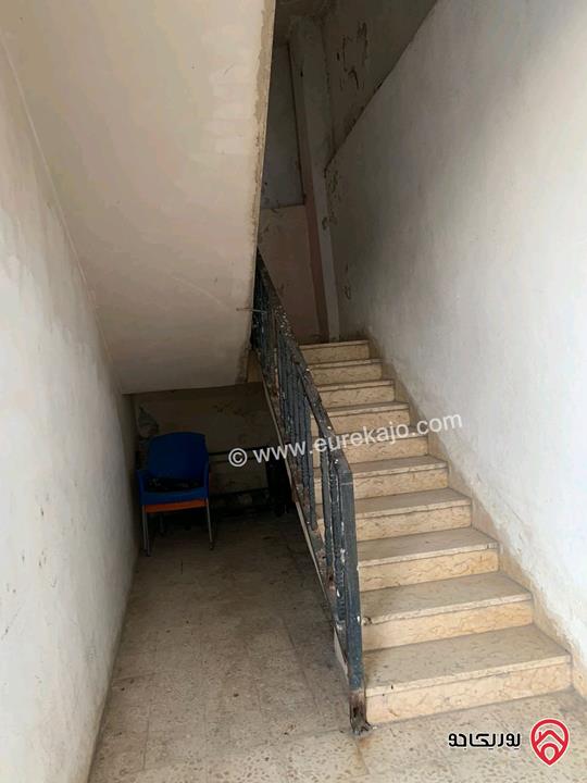 منزل مستقل ثلاث شقق بثلاث طوابق وحديقة وساحات مساحة 400م على أرض 1100م للبيع بأقل من سعر الارض في عمان - طبربور ابو عليا