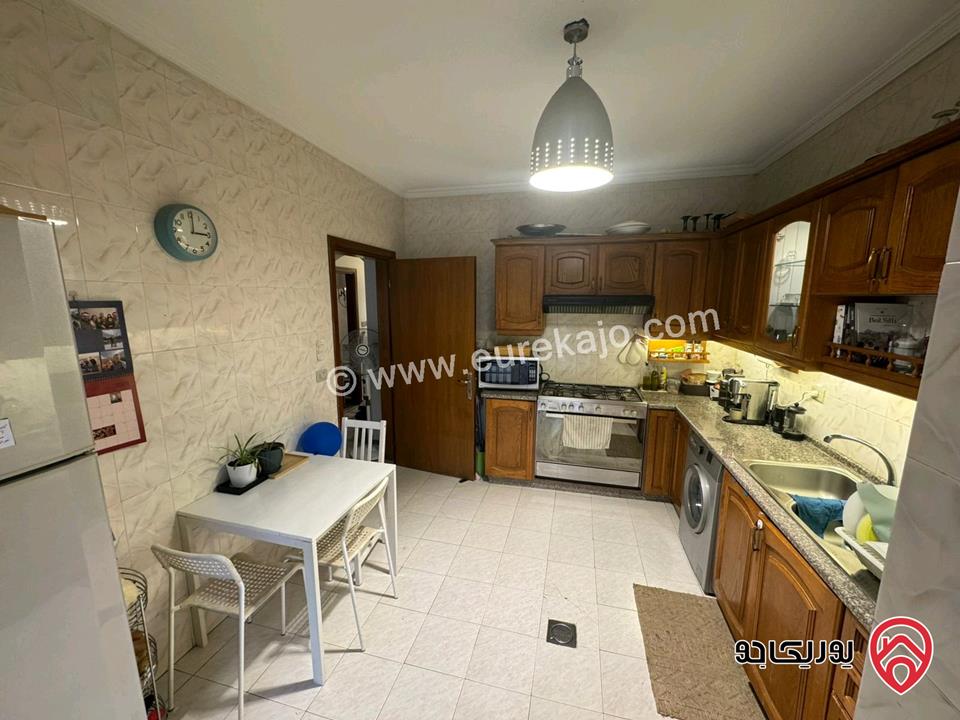 شقة شبه أرضية مساحة 126م داخلي و 100م خارجي للبيع مفروشة في عمان - الجندويل