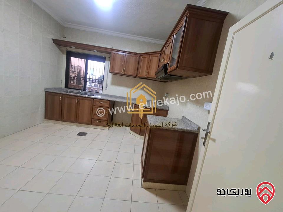 شقة فارغة طابق ثالث مع مصعد مساحة 110م للإيجار في عمان - ام السماق 