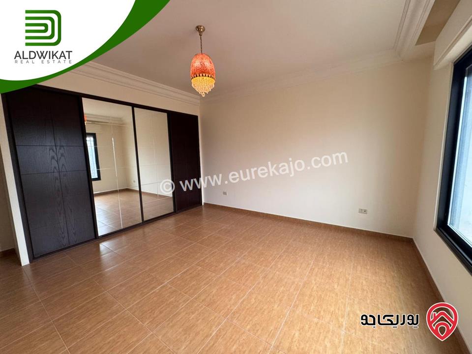 طابق من فيلا للايجار في عمان - دابوق المساحة 350م ، الحديقة 200م ، الترس 100م منطقه مطلة وفلل حديثة