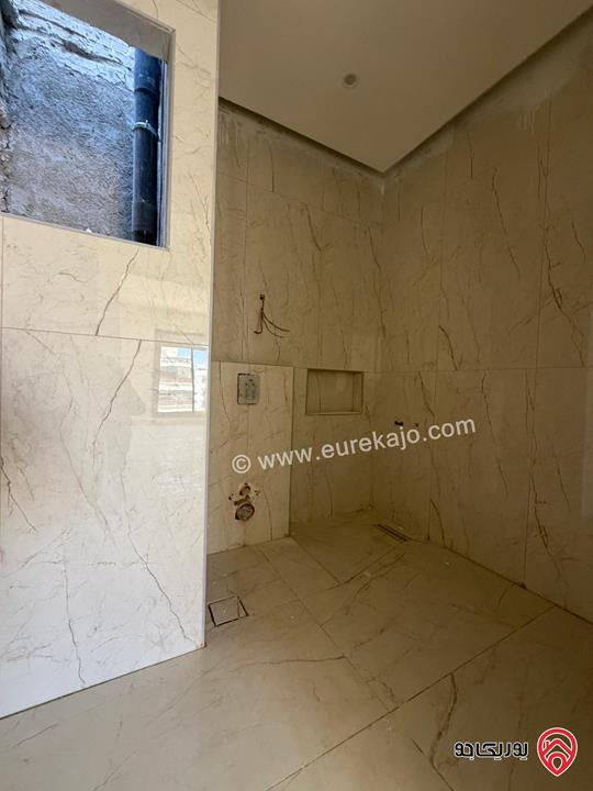 شقة طابق ثالث مع رووف مساحة 170م وترس 80م سوبر ديلوكس للبيع في عمان -  الجبيهة 