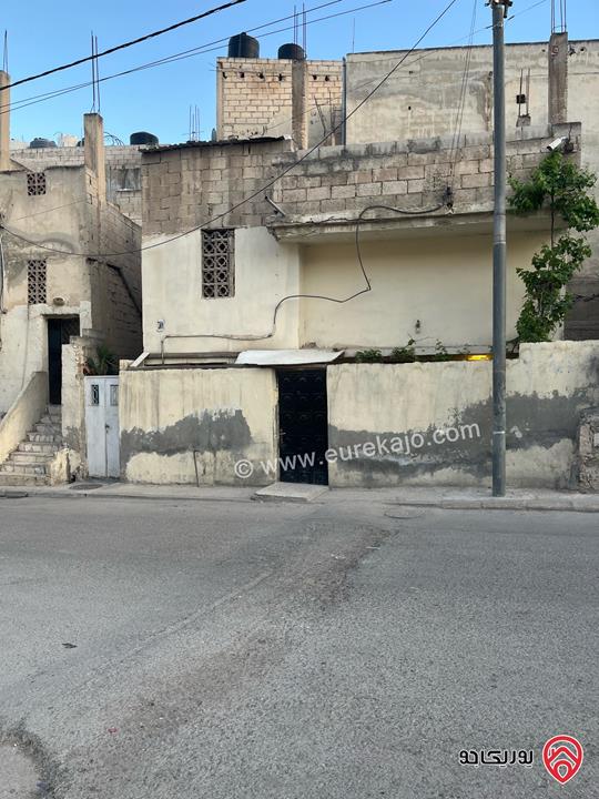 عمارة مكونة من ثلاث طوابق + بيت جانبي + مخازن عدد2 على أرض 254م للبيع في الرصيفة حي المشيرفة