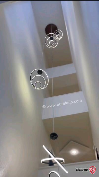 شقة طابق ثالث مع روف مساحة 255م للبيع في الزرقاء الجديدة البتراوي 