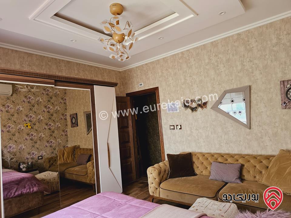 شقة سوبر ديلوكس مساحة 273م طابق أرضي مع مساحة خارجية 90م للبيع مفروشة في الجبيهة 