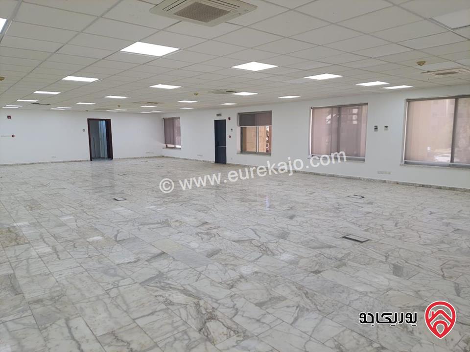 مبنى مكاتب طابقية حديثة مساحة كل طابق 420م للإيجار في موقع استراتيجي في عمان - الشميساني 