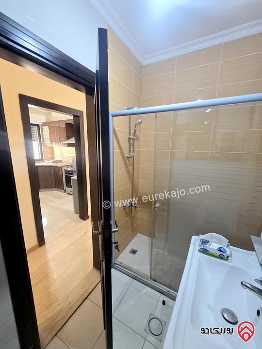 شقة ارضية مساحة 130م داخلي و 50م خارجي مع مدخل وكراج خاص للايجار مفروشة في عمان - ضاحية الامير راشد 