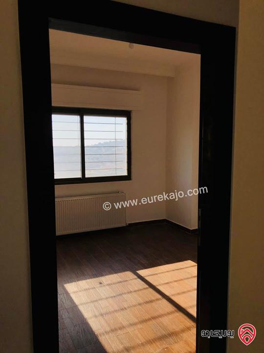 شقة طابق ثالث مساحة 205م مع روف 25م للبيع في عمان - الكرسي