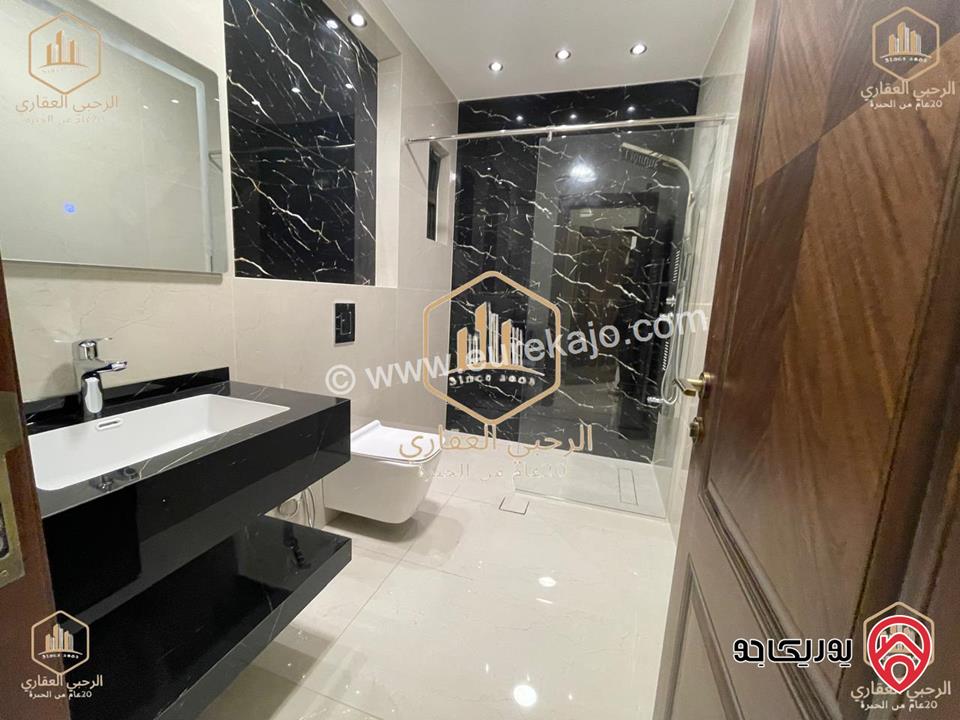 شقة فارغة أرضية مساحة 225م داخلي و 200م خارجي للايجار في عمان - الجبيهة