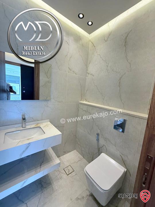 شقة دوبلكس طابق اخير مع روف للبيع في عمان - ضاحية النخيل مساحة 210م مع تراسات تشطيبات ديكورات عصرية فاخرة 