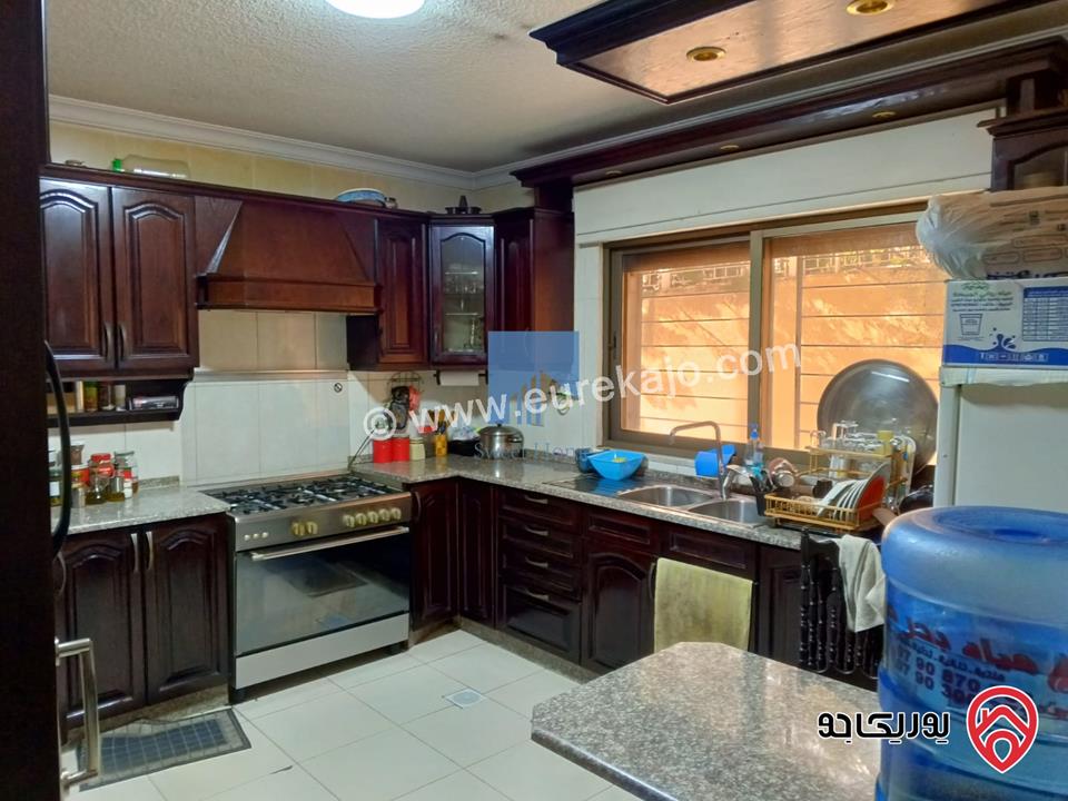 شقة أرضية مميزة مساحة 215م مع حديقة وترسات 120م للبيع في عمان - خلدا