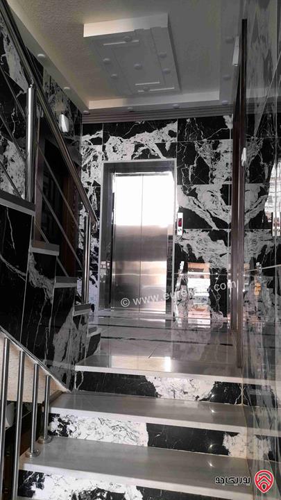 شقة فاخرة طابق ارضي مساحة 216م داخلي وترس مساحة 170م  للبيع في عمان - أم نوارة 