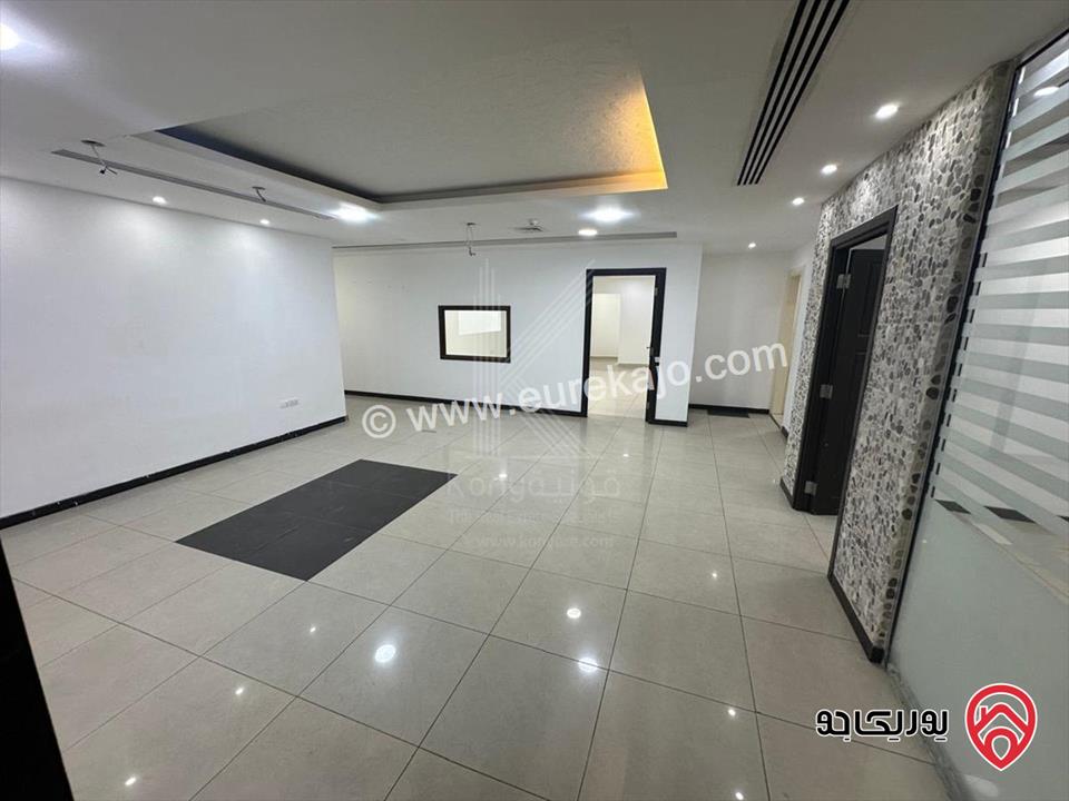 مكتب تجاري فاخر مساحة 235م طابق أول للايجار في عمان - أم السماق شارع مكة