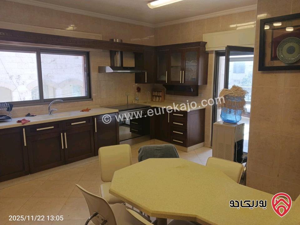 شقة طابقية مساحة 300م للبيع مفروشة في عمان - ام أذينة