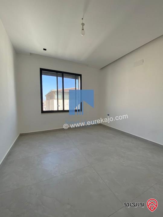 شقة طابقية طابق ثاني 306م تشطيب سوبر ديلوكس لم تسكن للبيع في عمان - أم السماق