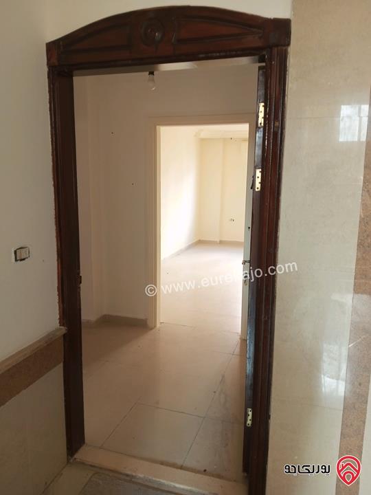 شقة طابق أول مساحة 140م للبيع في اربد غرب مسجد علياء التل