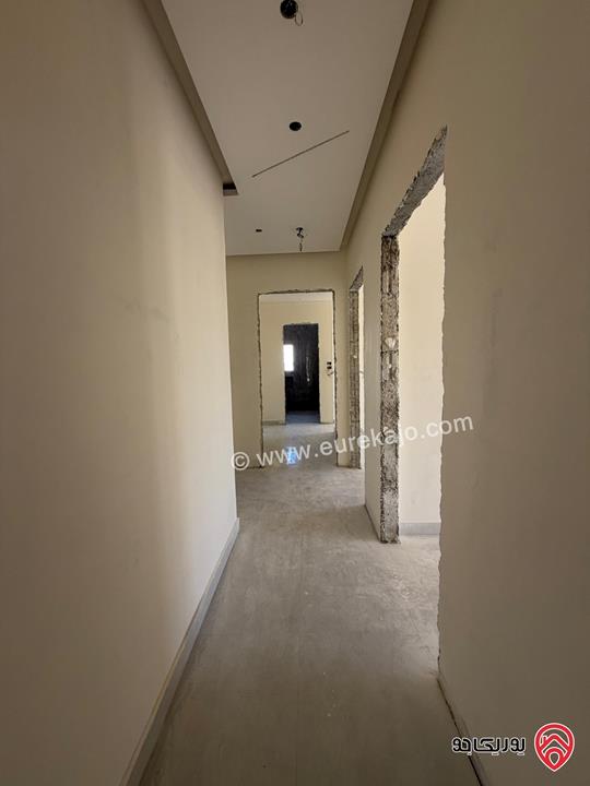 شقة طابق ثالث مع رووف مساحة 170م وترس 80م سوبر ديلوكس للبيع في عمان -  الجبيهة 