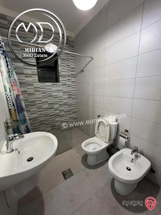 شقة ارضية فارغة للايجار في عمان - خلدا مساحة 220م مع ترس و حديقة 150م تشطيبات و ديكورات سوبر ديلوكس