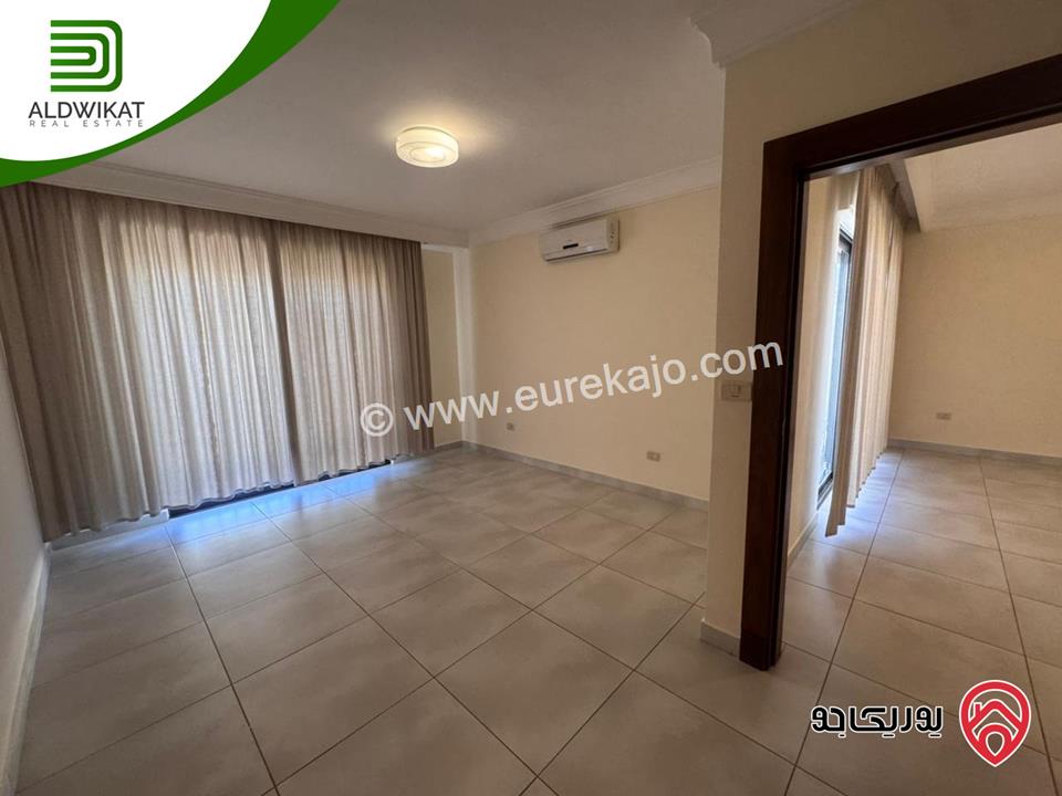 فيلا متلاصقة للبيع او للايجار في عبدون قرب الاسفاره الامريكيه مساحة الارض 500م ومساحة البناء 700م ومساحة الحديقة 200م موقع مميز واطلالة خلابة منطقة فلل واصل جميع الخدمات 