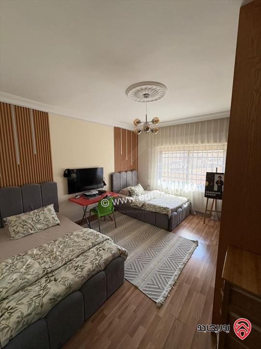 شقة مميزة شبه ارضية مساحة 197م داخلي و 150م خارجي للبيع في عمان - مرج الحمام / الطبقة