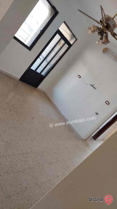 شقة مساحة 150م طابق ثاني للبيع في الزرقاء -  بشارع 26 بالقرب من العقرباوي مول على الشارع الرئيسي 