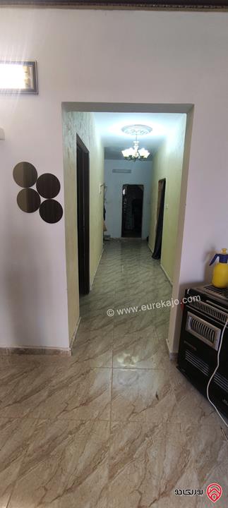 بيت طابقين مساحة 330م على أرض 380م للبيع في الزرقاء - شارع الكرامة
