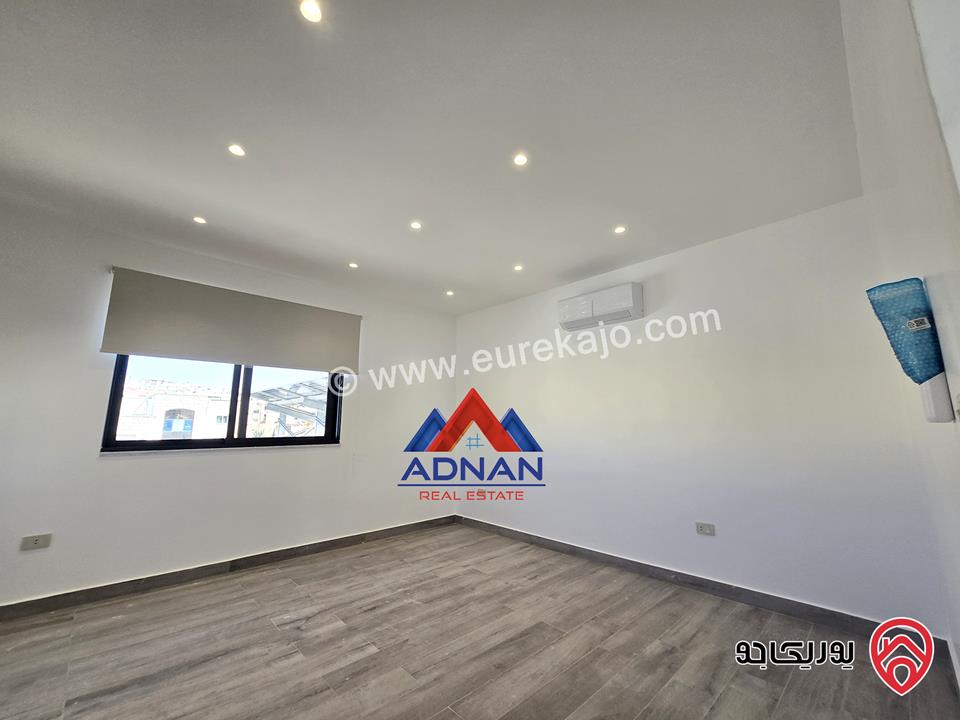 رووف فخم جديد مساحة 80م مع ترس واسع 150م للإيجار في عمان - أم أذينة