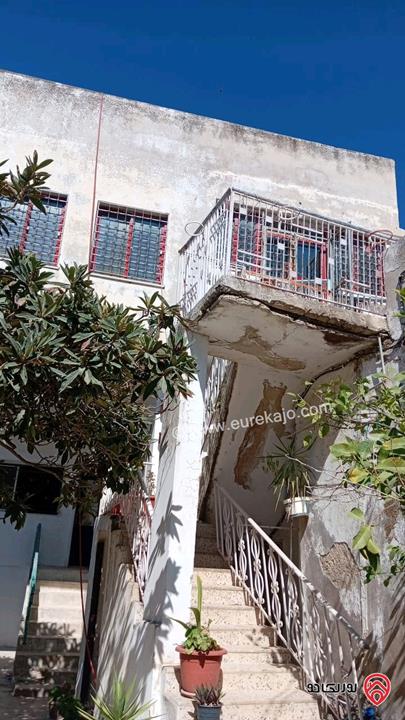 بيت مستقل ثلاث طوابق مساحة 180م على أرض 250م للبيع في اربد ججين