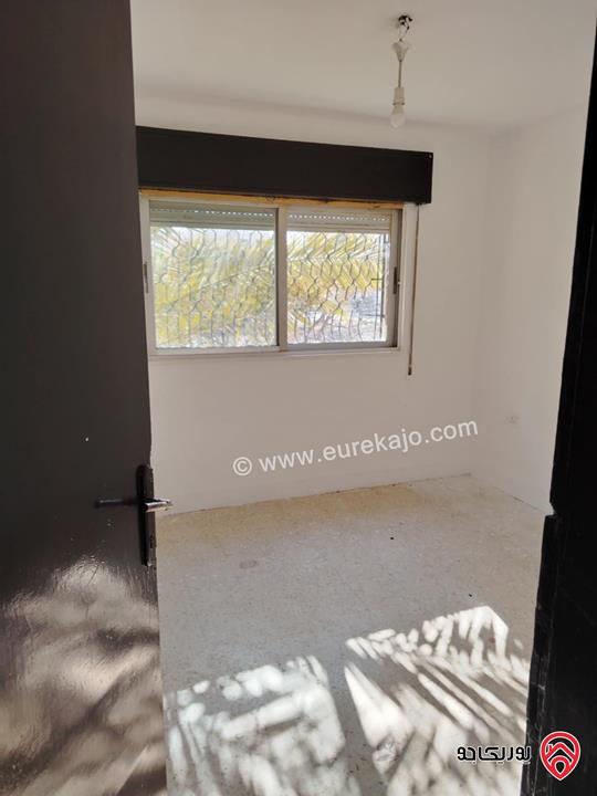 شقة طابق ثاني فني مساحة 60م للايجار في اربد بجانب كلية بنات اربد غرفتين نوم وصالة ومطبخ وحمام