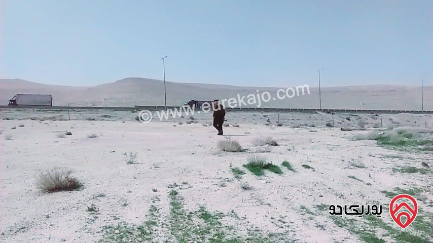 قطعة ارض مساحة 6 دونم و 744 متر تحت التنظيم تقع على ثلاث شوارع التنموي  شارع أربعين متر وشارع الخدمة الزراعي  بعرض 6 متر للبيع في عمان - وادي العش