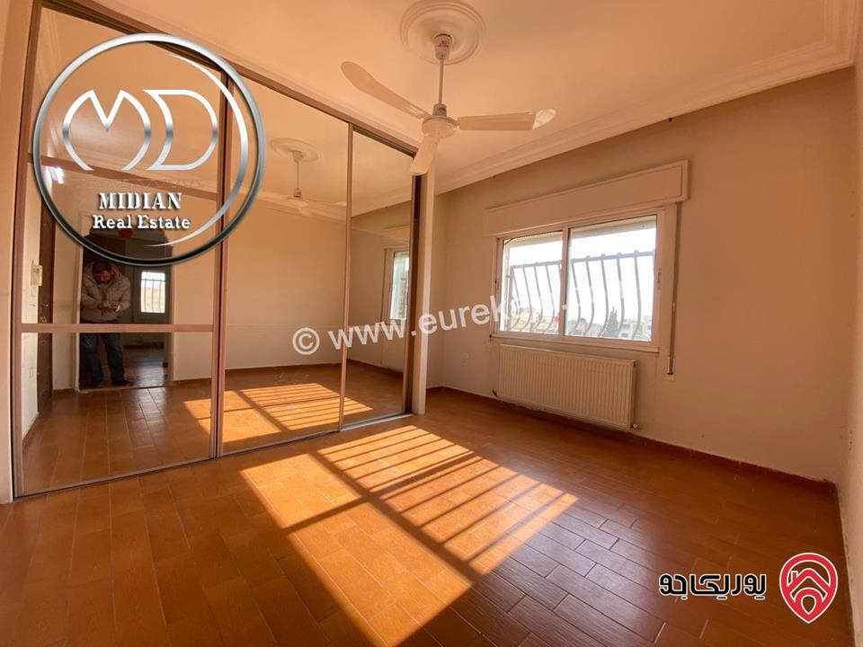 شقة فارغة للايجار طابق أخير مع روف في عمان - خلدا مساحة 300م مع تراسات اطلالة رائعة بسعر مميز جداً