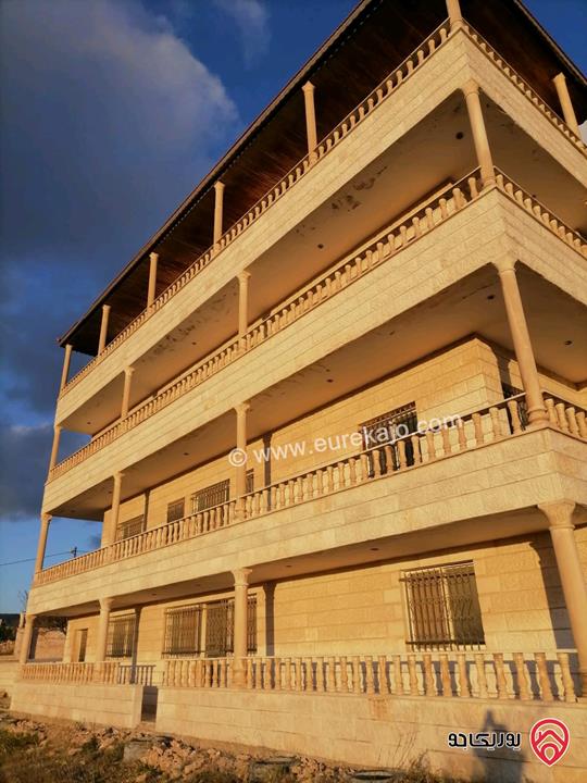 فيلا 4 طوابق على أرض 1 دونم للبيع في جرش - منطقة الجبل الاخضر 