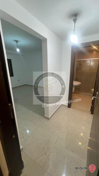 شقة مساحة 200م طابق أول مجددة بالكامل للايجار  في عمان - دير غبار 