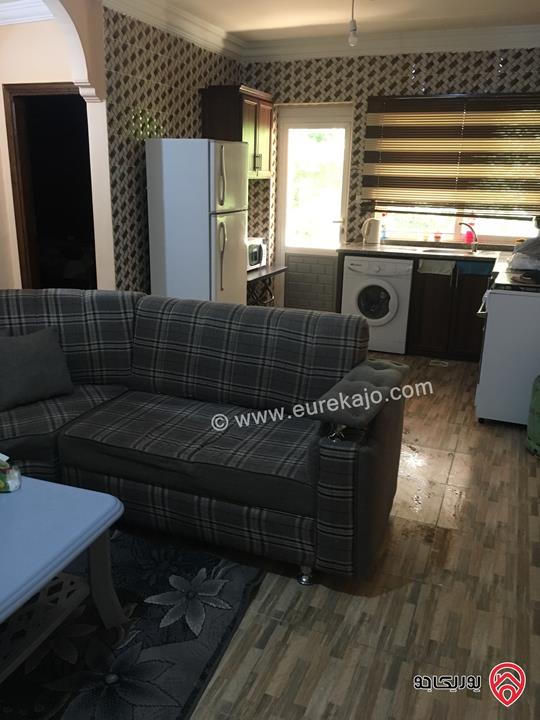 شقة طابق أول مساحة 80م مفروشة للبيع في اربد شارع الجامعة 