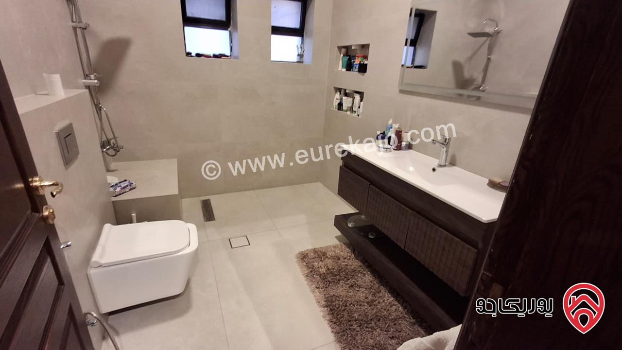 شقة فاخرة مفروشة طابق أخير مع روف مساحة 300م للايجار في عمان - الرابية