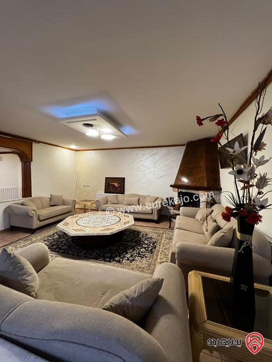 شقة مفروشة مع مسبح شبه ارضية مساحة 200م داخلي و 100م خارجي للايجار في عمان - عبدون