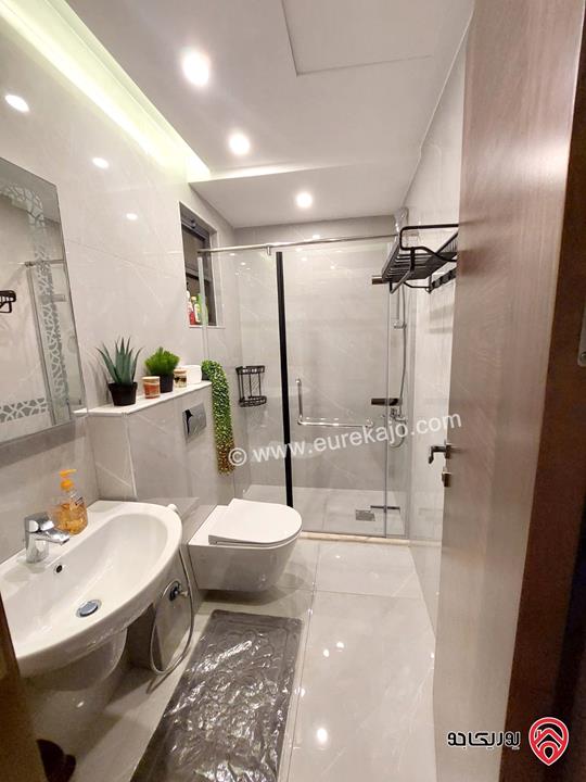 شقة فخمة طابق أول مساحة 100م للإيجار السنوي مفروشة في عمان - دير غبار