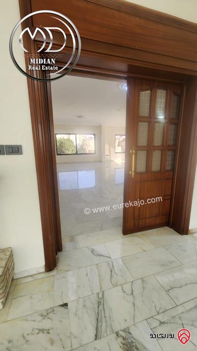 شقة طابقية فارغة للايجار في عمان - الصويفية مساحة 280م 4 نوم طابق ثاني تشطيبات ديكورات عصرية فاخرة اطلالة جميلة