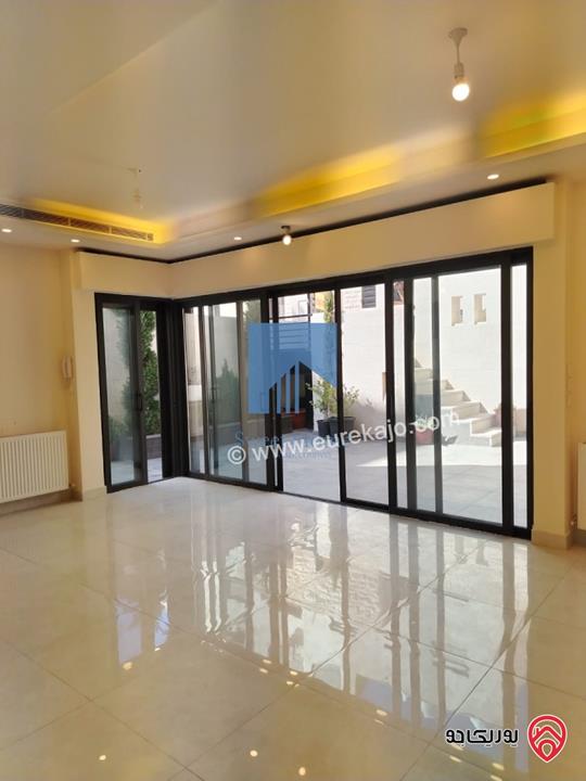 شقة فاخرة شبه أرضية مساحة 110م مع ترسات 60م للبيع في عمان - خلدا