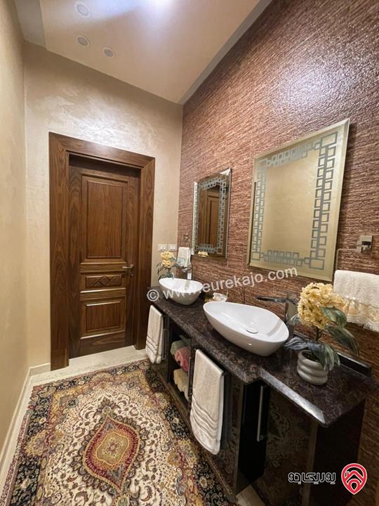 فيلا مساحة الارض 758م مساحة البناء 700م على شارعين للبيع في الزرقاء - ضاحية المدينة المنورة