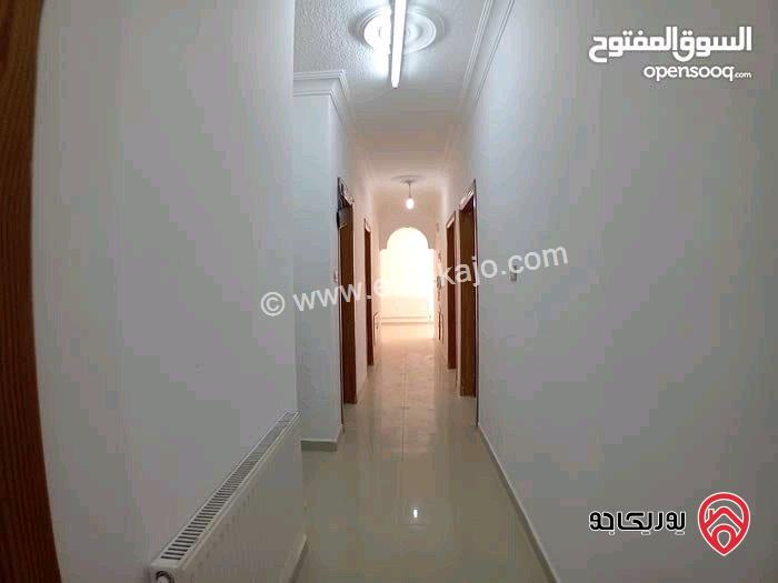 شقة فارغة للإيجار في عمان- خلدا مساحة 220م + 85م طابق شبه أرضي مع ترس و مدخل 
