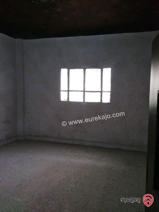 عمارة مكونة من ثلاث طوابق خمس شقق وروف للبيع في الزرقاء - الغويرية