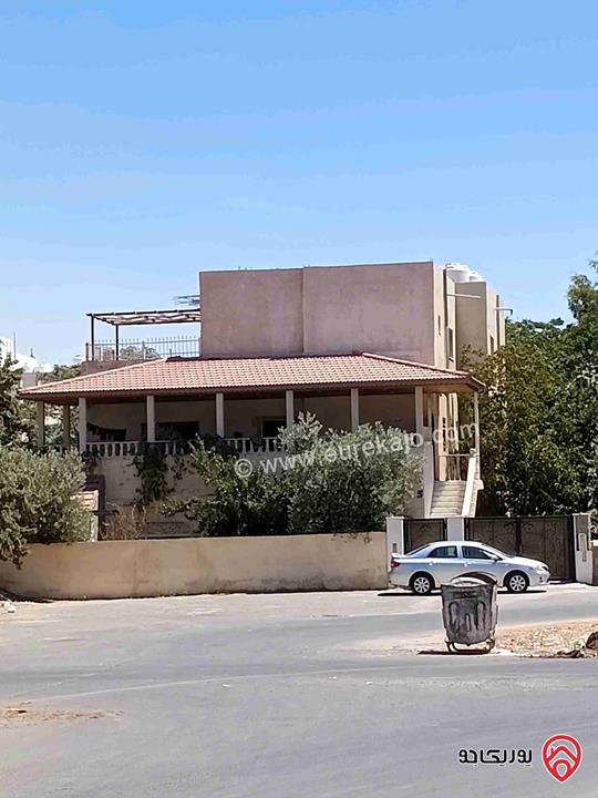 بيت مساحة 240م على أرض 1 دونم و 500م للبيع في عمان - ضاحية الأمير علي 
