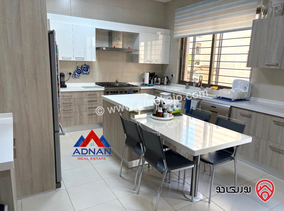 شقة ارضية مميزة مساحة 210م داخلي مع تراس 60م ومدخل و كراج خاص للبيع في عمان - عبدون